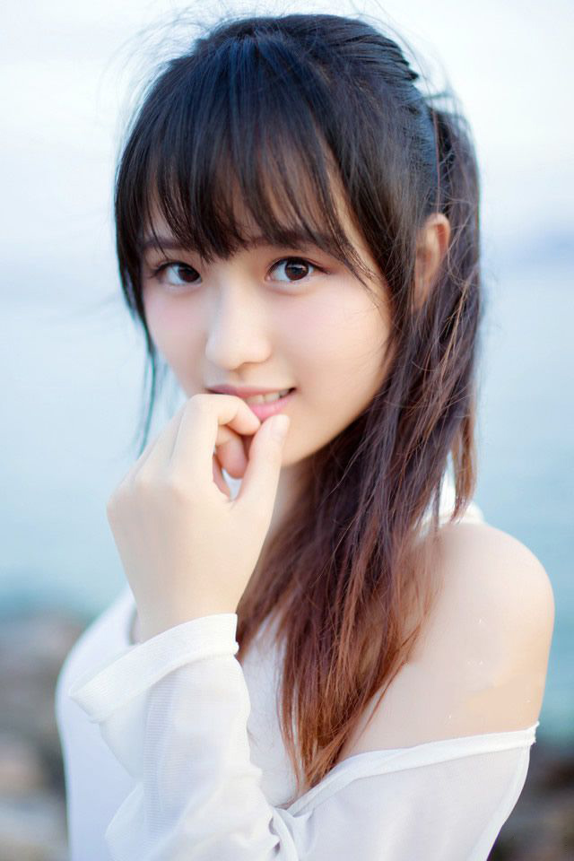 “多谢夫君体谅。”大乔微微松了口气，见小乔还站在那里不动，不由有些气急，拉了拉妹妹的手。